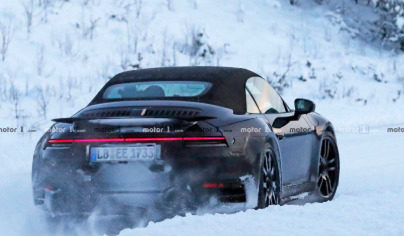 2020年保时捷911 Turbo S Cabrio通过雪橇滑动