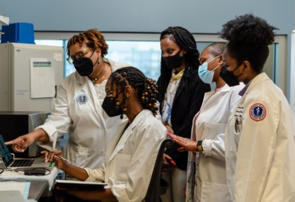 陈扎克伯格倡议宣布合作推进四所历史悠久的黑人医学院的基因组学研究 