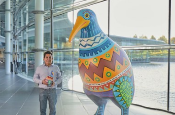 巨型墨西哥奇异鸟雕塑出现在迈凯轮赛车场外