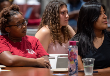 伊隆大学教职员工小组讨论对第一代大学生的支持和访问