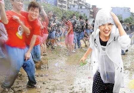 “泼水节被撕扯雨衣”女生：很崩溃 对泼水产生阴影