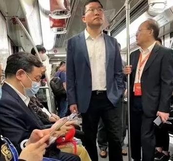 比亚迪董事长王传福戴参观牌乘地铁亮相2023上海车展
