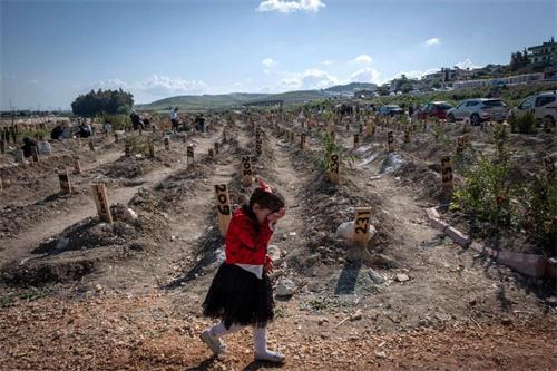 开斋节期间 土耳其地震幸存者为逝去亲人扫墓景象