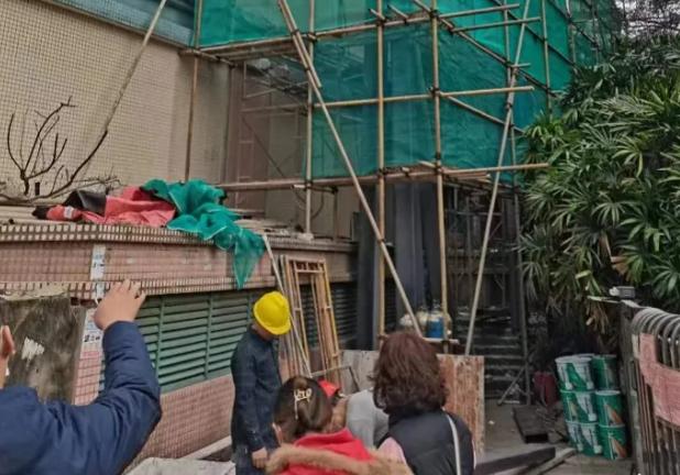 广州小区商业楼无证施工，致住宅楼墙体开裂漏水，业主质疑安全隐患