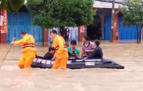 江西宜黄特大暴雨水深达肩膀处 暴雨引发严重积水