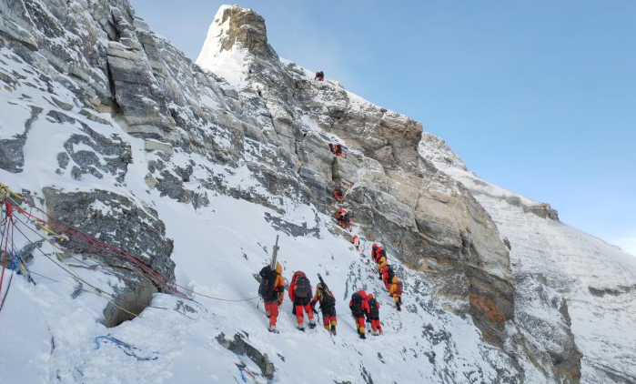 巅峰征程：中国珠峰科考登山队员勇攀新高，再创辉煌