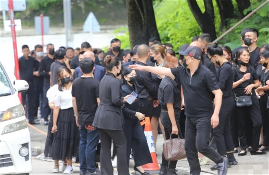 蔡天凤遗体火化，丈夫哀伤捧遗照上车，海南亲友涌入送别