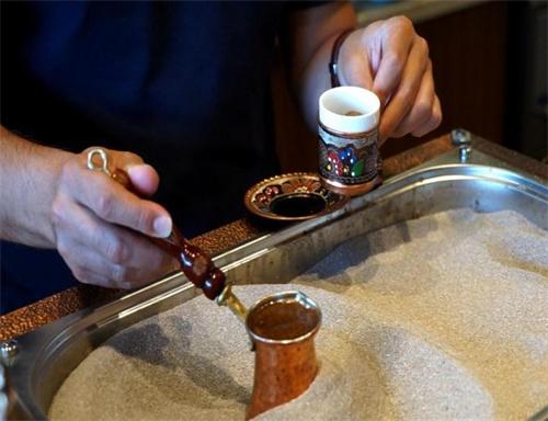 在烟台海滨，土耳其沙煮咖啡散发香味，打造独特咖啡文化