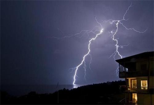 福州一晚上闪电1797次 创下暴雨闪电最多的记录