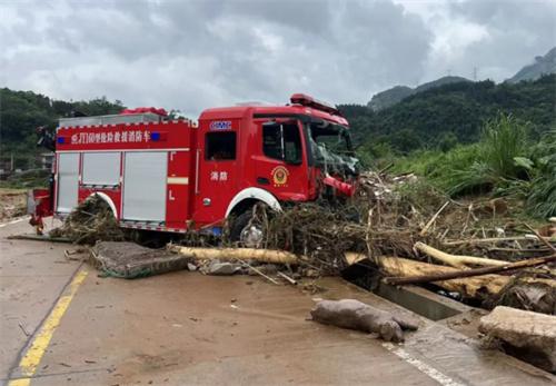 福州永泰一消防车被冲走 2名消防员牺牲 1名仍在搜救中