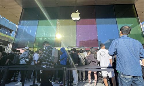 iPhone 15正式发售首日门店依然排长队 苹果在中国将开一新店