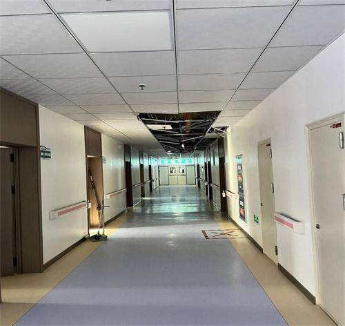 ​甘肃首个地震宝宝救护车内降生 医院有余震不安全
