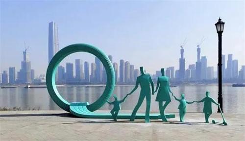 武汉一家三口的雕塑变成一家五口 网友调侃父母累绿了
