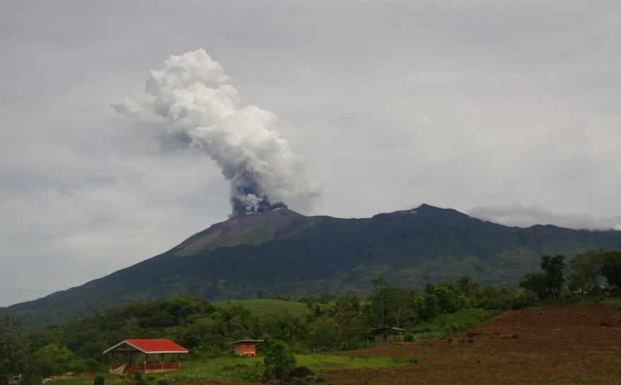 菲律宾坎拉翁火山再次喷发！灰柱高达5000米，警戒级别升至2级
